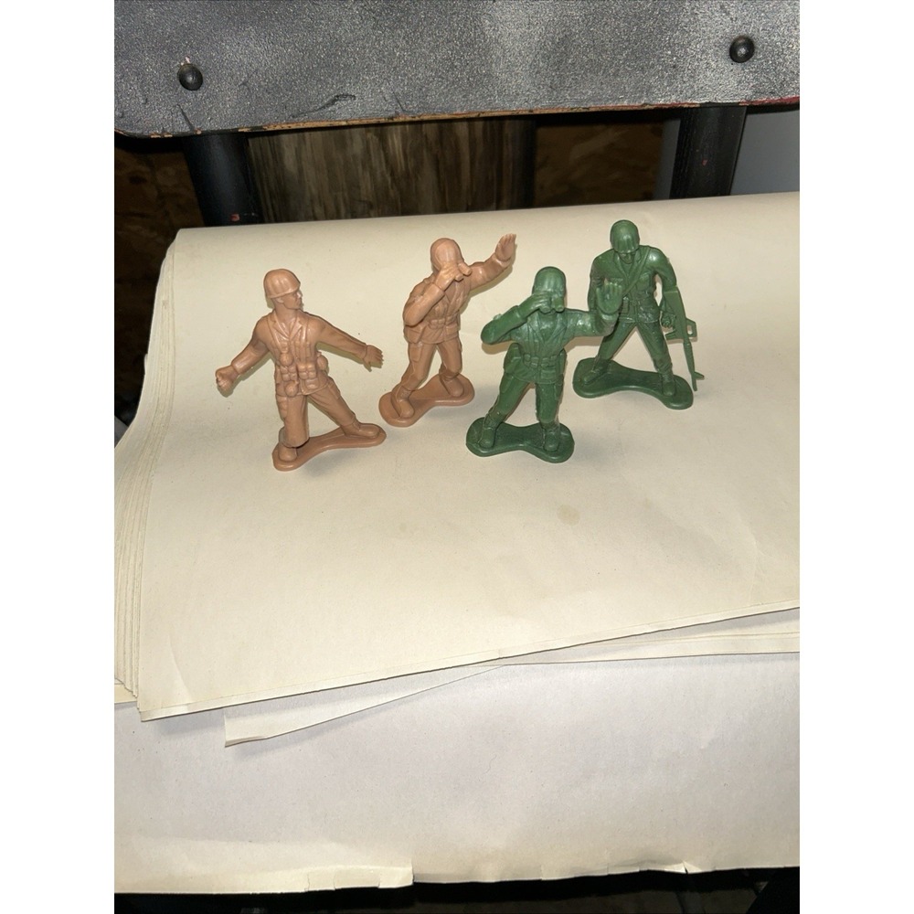 Lot Of 4 Greenbrier International Green Tan Battle Soldiers 4" Plastic Army Men